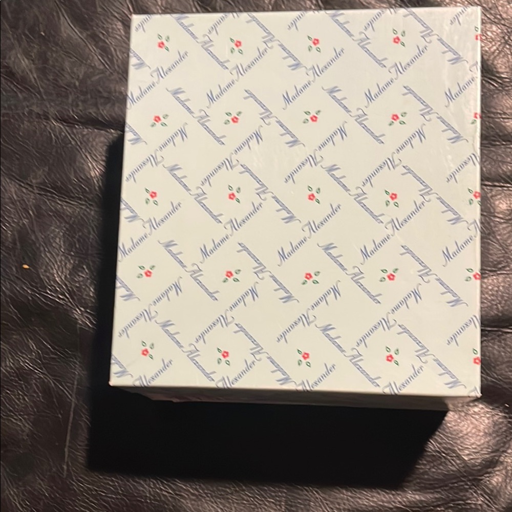 Madame Alexander White Gift Wrap Box Party Supplies